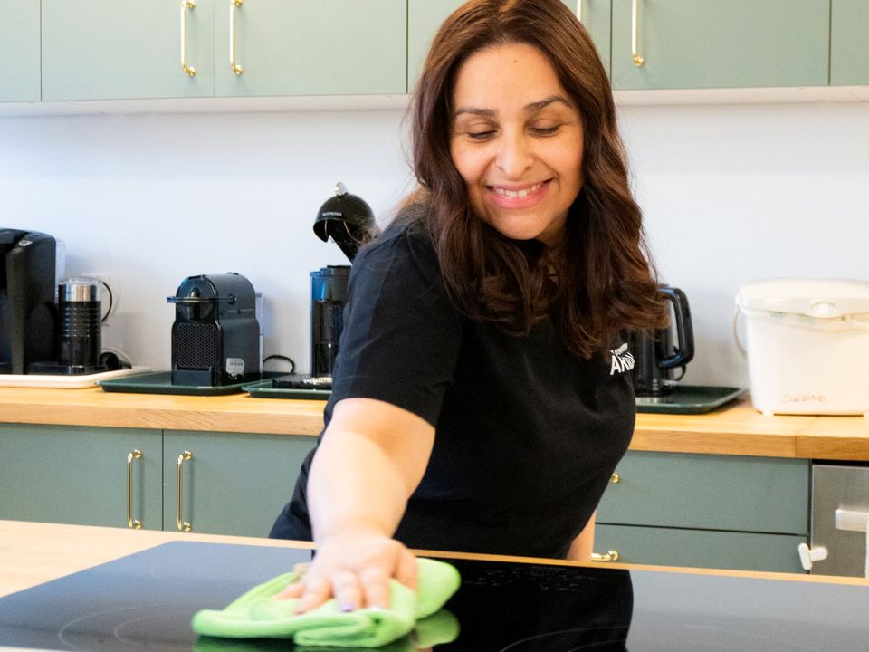 Employée ARIDAN qui essuie un comptoir de cuisine