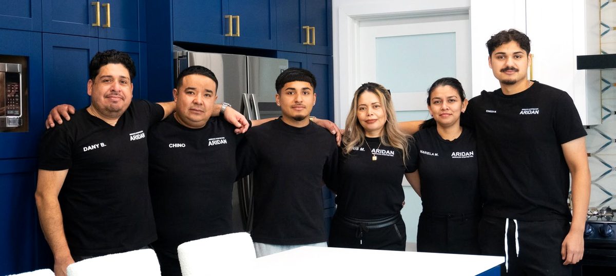 L'équipe familiale ARIDAN, six personnes en t-shirts noirs